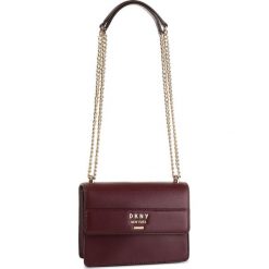 Torebka DKNY - Ava R9333D68 Blood Red. Czerwone torebki klasyczne damskie DKNY, bez wzorów, ze skóry, wizytowe, bez dodatków. W wyprzedaży za 489,00 zł.