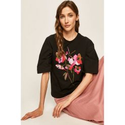 Answear - T-shirt. Czarne bluzki damskie ANSWEAR, s, z nadrukiem, z bawełny, z okrągłym kołnierzem. W wyprzedaży za 79,90 zł.