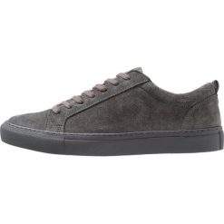 Shoe The Bear COLE Sneakersy niskie dark grey. Szare sneakersy męskie marki Shoe The Bear, bez wzorów, ze skóry, bez zapięcia. Za 419,00 zł.