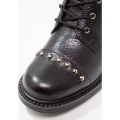 KG by Kurt Geiger STING Kozaki sznurowane black. Czarne buty zimowe damskie marki KG by Kurt Geiger, z materiału. W wyprzedaży za 743,20 zł.