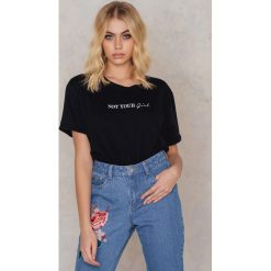 T-shirty damskie: Statement By NA-KD Influencers T-shirt Linn Ahlborg – Black