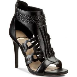 Sandały GUESS - BY MARCIANO FL2SPE LEA03 BLACK. Czarne klapki damskie marki Guess, z aplikacjami, ze skóry, bez obcasa, na obcasie. W wyprzedaży za 569,00 zł.