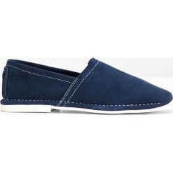 Półbuty wsuwane skórzane bonprix ciemnoniebieski. Niebieskie półbuty damskie bonprix, bez wzorów, sportowe, bez obcasa, bez zapięcia. Za 64,99 zł.
