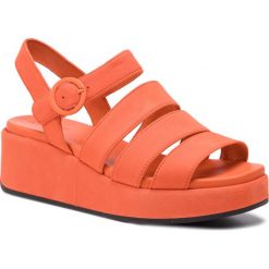 Sandały CAMPER - Misia K200796-004 Orange. Pomarańczowe klapki damskie Camper, bez wzorów, ze skóry, bez obcasa, na obcasie. W wyprzedaży za 399,00 zł.