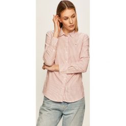 Tommy Jeans - Koszula. Niebieskie bluzki damskie Tommy Jeans, s, bez wzorów, z elastanu, klasyczne, z klasycznym kołnierzykiem, z długim rękawem. W wyprzedaży za 279,90 zł.
