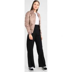 Alpha Industries REVERSIBLE Kurtka Bomber mauve. Różowe marynarki damskie Alpha Industries, s, bez wzorów, z materiału, bez kaptura. W wyprzedaży za 434,85 zł.