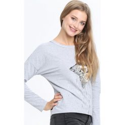 Jasnoszara Bluzka Star. Szare bluzy damskie marki Born2be, s, z aplikacjami, z długim rękawem, długie. Za 49,99 zł.