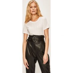Guess Jeans - T-shirt. Białe bluzki damskie Guess Jeans, s, z aplikacjami, z bawełny, z okrągłym kołnierzem. W wyprzedaży za 199,90 zł.