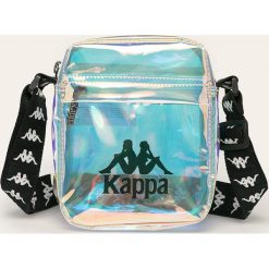 Kappa - Torebka. Listonoszki damskie Kappa, w paski, z materiału, na ramię, małe, z nadrukiem, bez dodatków. W wyprzedaży za 59,90 zł.