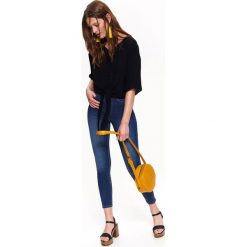 JEANSOWE SPODNIE SLIM. Niebieskie spodnie damskie Top Secret, z jeansu. W wyprzedaży za 39,99 zł.