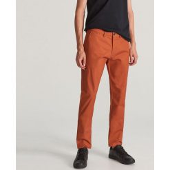 Spodnie chino slim fit - Pomarańczowy. Pomarańczowe spodnie męskie Reserved, m, bez wzorów. Za 129,99 zł.