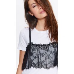T-SHIRT DAMSKI Z CIEKAWĄ KORONKOWĄ FALBANKĄ. Białe bluzki damskie marki TROLL, l, w koronkowe wzory, z koronki, eleganckie, z falbankami. W wyprzedaży za 19,99 zł.