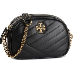 Torebka TORY BURCH - Kira Chevron Camera Bag 60227 Black 001. Czarne listonoszki damskie Tory Burch, bez wzorów, ze skóry, bez dodatków. Za 1569,00 zł.