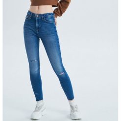 Jeansy Push up - Niebieski. Niebieskie jeansy damskie Cropp. Za 79,99 zł.