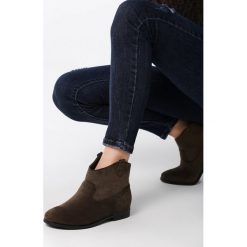 Zielone Kowbojki Joyfresh. Zielone botki damskie Born2be, z okrągłym noskiem, za kostkę, bez obcasa, na płaskiej podeszwie, bez zapięcia. Za 129,99 zł.