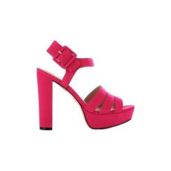 Sandały Guess FL6LYLSUE03. Różowe sandały damskie marki Guess, z aplikacjami, bez obcasa, bez zapięcia. Za 697,50 zł.