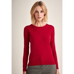 Sweter w kolorze czerwonym. Czerwone swetry damskie TATUUM, s, bez wzorów, bez rękawów, bez kaptura. W wyprzedaży za 94,95 zł.