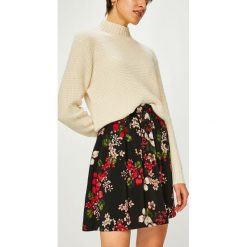 Only - Spódnica Doris. Czarne spódniczki damskie ONLY, bez wzorów, z elastanu, z podwyższonym stanem, mini, rozkloszowane. W wyprzedaży za 69,90 zł.