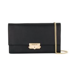 Skórzana kopertówka w kolorze czarnym. Czarne kopertówki damskie Michael Kors, Guess, Calvin Klein, w paski, ze skóry, na ramię, bez dodatków. W wyprzedaży za 659,95 zł.