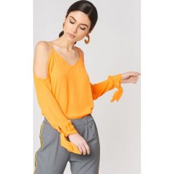 NA-KD Top z wycięciami na ramionach - Orange. Pomarańczowe topy damskie NA-KD, bez wzorów, z poliesteru, bez kołnierzyka. W wyprzedaży za 24,57 zł.