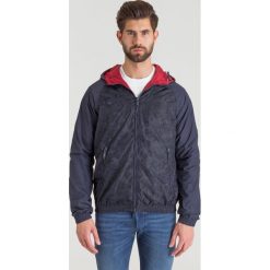 Dwustronna kurtka Emporio Armani we wzór - Granatowy || Bordowy. Niebieskie płaszcze męskie Emporio Armani, na lato, m, moro, bez kaptura. Za 532,00 zł.