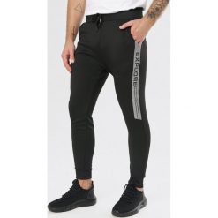 Czarne Spodnie Klemelle. Czarne spodnie męskie Born2be, xl, bez wzorów, z dresówki. Za 69,99 zł.