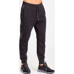 SPODNIE DRESOWE Armani Exchange. Czarne spodnie męskie m, z nadrukiem, z dresówki. Za 335,40 zł.
