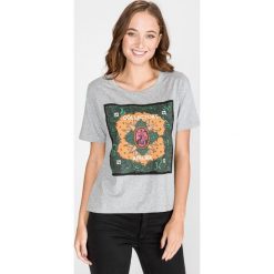 Scotch & Soda Koszulka Szary. Szare bluzki damskie Scotch & Soda, m, z haftami, z bawełny, bez kołnierzyka, z krótkim rękawem. Za 176,95 zł.
