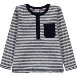 Koszulka w kolorze szarym. Szare t-shirty chłopięce Kanz, w paski, z bawełny, z długim rękawem. W wyprzedaży za 37,95 zł.