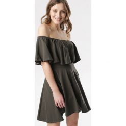 Ciemnozielona Sukienka Neatheis. Zielone sukienki damskie Born2be, na co dzień, na lato, s, bez wzorów, z dzianiny, bez kołnierzyka, bez rękawów, mini, rozkloszowane. Za 79,99 zł.