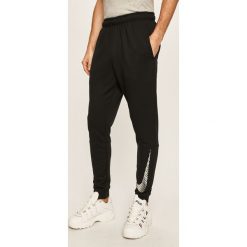 Nike - Spodnie. Czarne spodnie męskie Nike, na co dzień, m, z nadrukiem, z poliesteru. Za 189,90 zł.