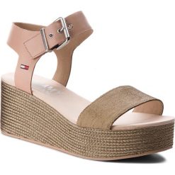 Sandały Tommy Jeans Sporty Denim Flatform Sandal EN0EN00221. Niebieskie klapki damskie Tommy Jeans, bez wzorów, z jeansu, bez obcasa. W wyprzedaży za 239,00 zł.