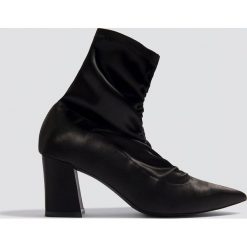 NA-KD Shoes Botki ze skarpetkową cholewką i marszczeniem - Black. Czarne botki damskie NA-KD Shoes, bez obcasa, na obcasie, bez zapięcia. W wyprzedaży za 64,78 zł.