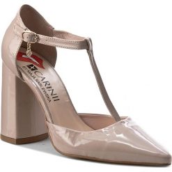 Półbuty CARINII - B3986 Beż. Brązowe półbuty damskie marki Carinii, z aplikacjami, ze skóry, eleganckie, bez obcasa, na obcasie, bez zapięcia. W wyprzedaży za 199,00 zł.
