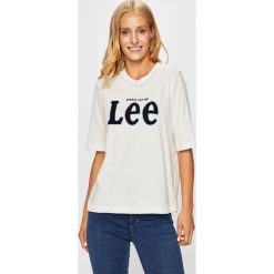 Lee - T-shirt. Białe bluzki damskie Lee, s, z nadrukiem, z bawełny, z okrągłym kołnierzem. W wyprzedaży za 59,90 zł.