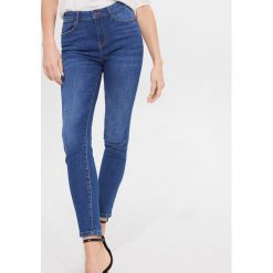 Jeansy push up - Niebieski. Niebieskie jeansy damskie Mohito. Za 99,99 zł.