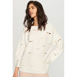 Sweter z perełkami - Kremowy. Białe swetry klasyczne damskie marki Reserved, l. W wyprzedaży za 39,99 zł.