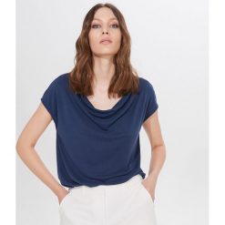 Bluzka basic z luźnym dekoltem - Niebieski. Niebieskie bluzki damskie Mohito, s, bez wzorów, bez kołnierzyka, bez rękawów. W wyprzedaży za 29,99 zł.