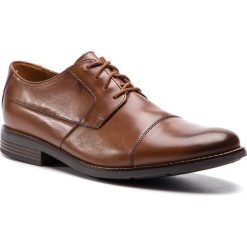 Półbuty CLARKS - Becken Cap 261231387 Tan Leather. Pomarańczowe buty wizytowe męskie Clarks, ze skóry, bez zapięcia. Za 299,00 zł.
