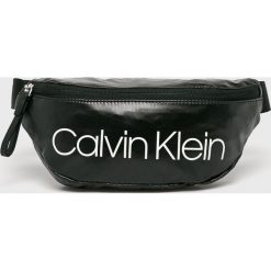 Calvin Klein - Nerka. Czarne saszetki damskie marki Calvin Klein, w paski, z poliesteru, średnie. Za 229,90 zł.