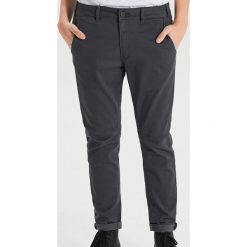 Spodnie slim - Szary. Szare spodnie męskie Cropp, m. W wyprzedaży za 59,99 zł.