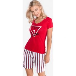 Guess Koszulka Czerwony. Czerwone koszulki damskie Guess, xs, z nadrukiem, z elastanu, bez kołnierzyka, z krótkim rękawem. Za 130,95 zł.