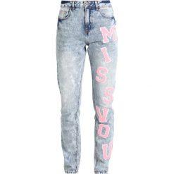 Noisy May NMDONNA MOM PATCH Jeansy Slim Fit light blue denim. Niebieskie boyfriendy damskie Noisy May. W wyprzedaży za 242,10 zł.