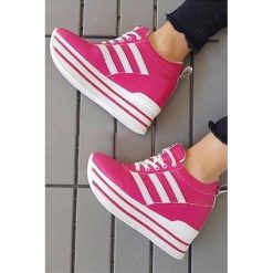 Buty sportowe damskie LUANDA PINK. Różowe buty sportowe damskie Buty sportowe damskie LUANDA PINK, bez wzorów, sportowe. W wyprzedaży za 139,00 zł.