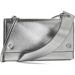 Torebka Calvin Klein Jeans Ckj Banner Shoulder Flap Bag K60K606159. Szare listonoszki damskie Calvin Klein Jeans, bez wzorów, z jeansu, bez dodatków. W wyprzedaży za 299,00 zł.