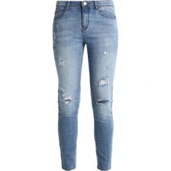 Springfield TEXTO BOLSILLOS Jeansy Slim Fit blue denim. Niebieskie jeansy damskie relaxed fit marki Springfield, z bawełny. W wyprzedaży za 125,30 zł.