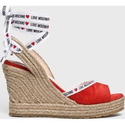 Love Moschino - Sandały. Czerwone koturny damskie Love Moschino, bez wzorów, ze skóry, bez obcasa, na obcasie. W wyprzedaży za 799,90 zł.