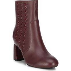 Buty damskie. Czarne botki damskie Wittchen, ze skóry, bez obcasa, na słupku, z paskami. W wyprzedaży za 349,90 zł.
