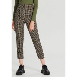 Spodnie high waist w kratę - Pomarańczowy. Pomarańczowe spodnie damskie Cropp, bez wzorów, z podwyższonym stanem. Za 79,99 zł.