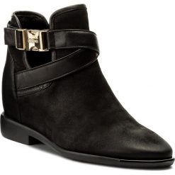 Botki CARINII - B3945/NS 360-E50-000-B98. Czarne buty zimowe damskie Carinii, z materiału, na obcasie. W wyprzedaży za 229,00 zł.